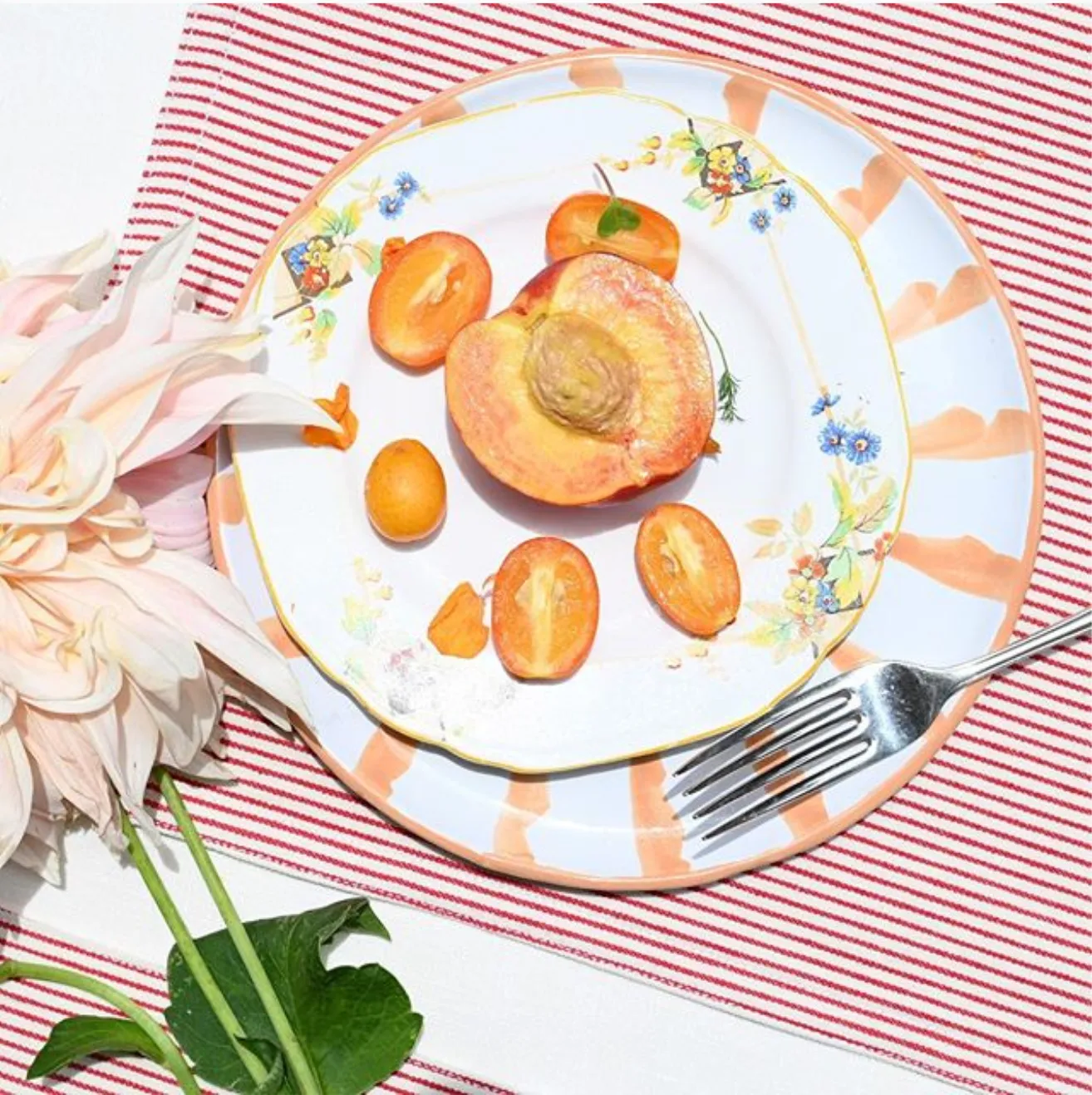 POMELO CASA Dinner plate with candy cane stripes